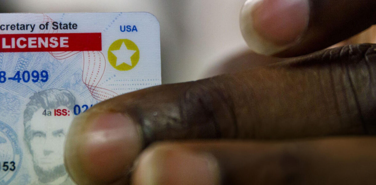 Los residentes de Estados Unidos deberán presentar identificaciones Real ID para viajar