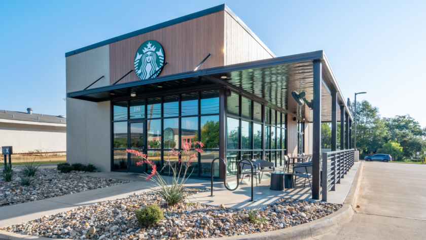 Starbucks revocó su política de puertas abiertas