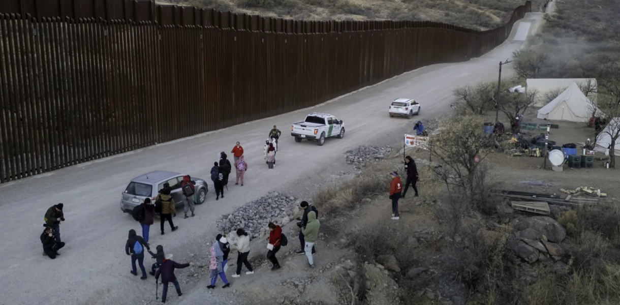 Los cruces ilegales en la frontera de Estados Unidos cayeron un 85%