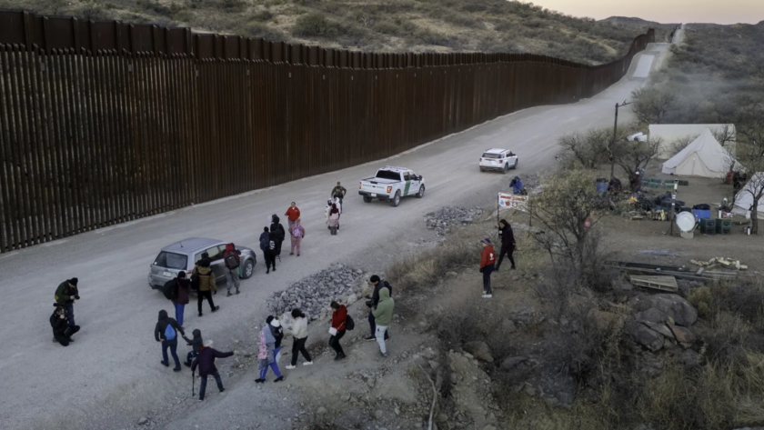 Los cruces ilegales en la frontera de Estados Unidos cayeron un 85%