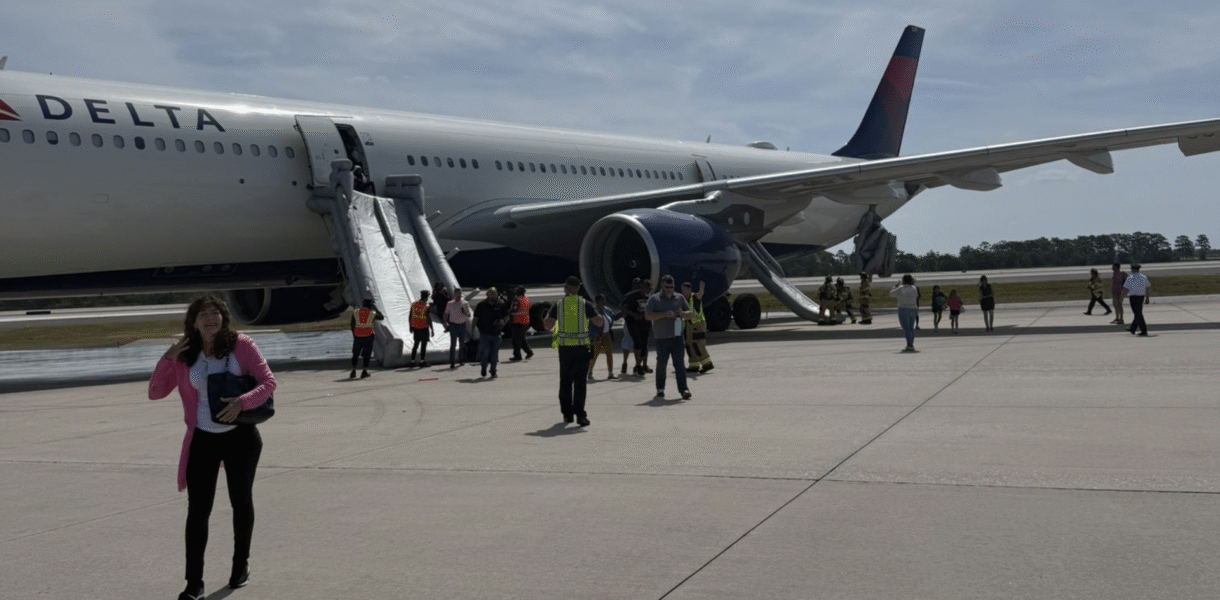Casi 300 pasajeros fueron evacuados de un avión en el Aeropuerto de Orlando