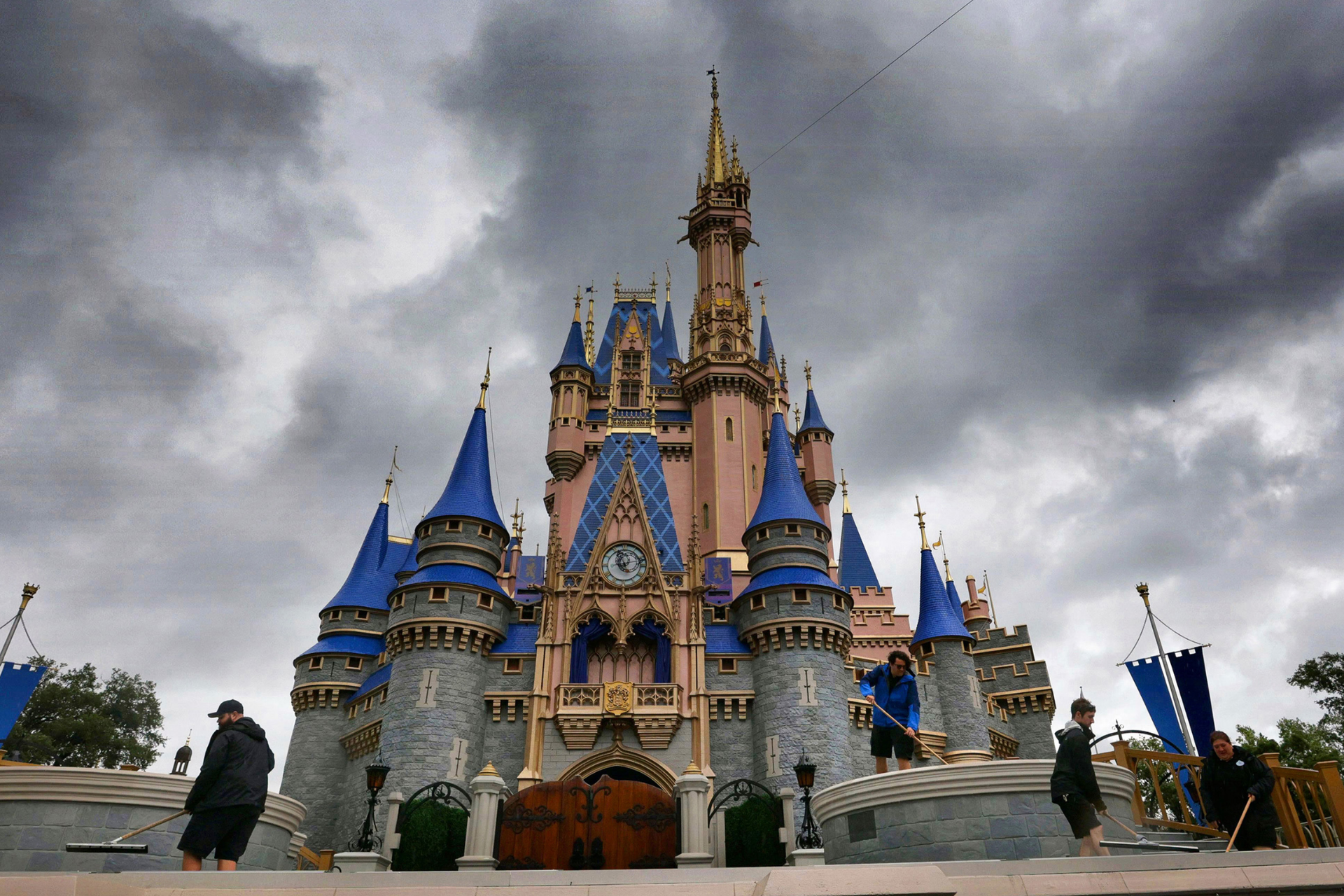 Disney puso bajo licencia a Cast Members venezolanos con TPS - Orlando ...